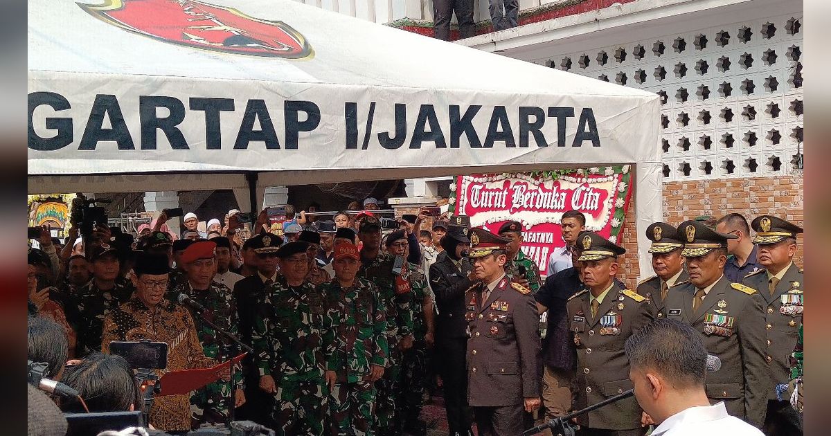 Upacara Militer Iringi Jenazah Hamzah Haz ke Pemakaman