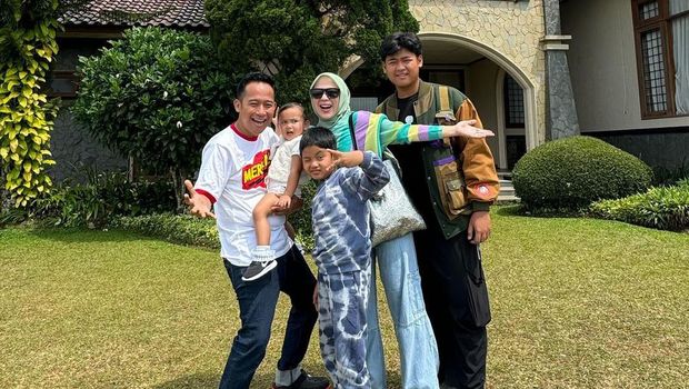 Istri Dari Selebriti Denny Cagur Rindu Dengan Anak Lagi Asrama